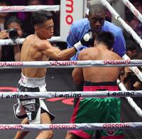 　１回、ユッタポン・トンディ（右）をコーナーに追い詰め、右フックを浴びせる武居由樹（撮影・西岡正）