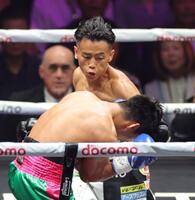 　１回、ユッタポン・トンディ（手前）に左フックを浴びせる武居由樹（撮影・西岡正）