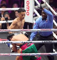 　ユッタポン・トンディ（手前）にＴＫＯ勝ちした武居由樹（撮影・西岡正）