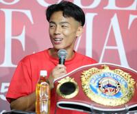 　ベルトを前にし笑顔で会見する武居由樹（撮影・吉澤敬太）