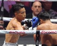 　１回、ユッタポン・トンディ（右）の顔面に右フックを浴びせる武居由樹（撮影・西岡正）