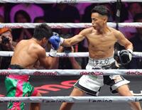 　１回、ユッタポン・トンディ（左）に右フックを浴びせる武居由樹（撮影・西岡正）