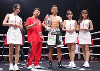 　八重樫東トレーナー（中央左）と笑顔を見せる武居由樹（撮影・吉澤敬太）