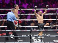 　１２回終了後、ガッツポーズするエドアルド・ヌニェス（右）の奥でうなだれる力石政法（撮影・西岡正）