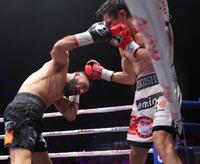 　１２回、エドアルド・ヌニェス（左）のパンチを浴びる力石政法（撮影・吉澤敬太）