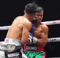 　１回、ユッタポン・トンデイ（右）の顔面に左拳を打ち込む武居由樹（撮影・吉澤敬太）