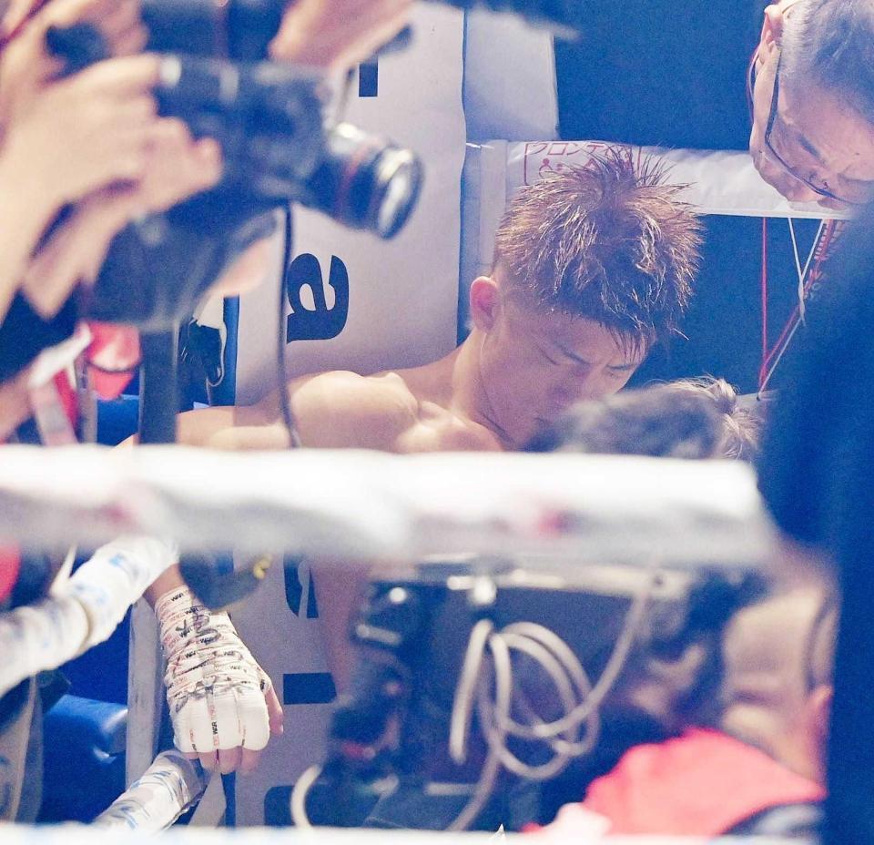 　ペドロ・タドゥランとの試合後、苦しそうな表情の重岡銀次朗＝２４日