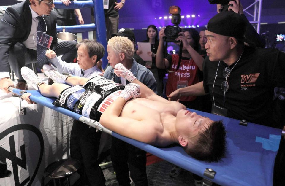 　タドゥランに敗れ、担架で運ばれる重岡銀次朗＝２４日