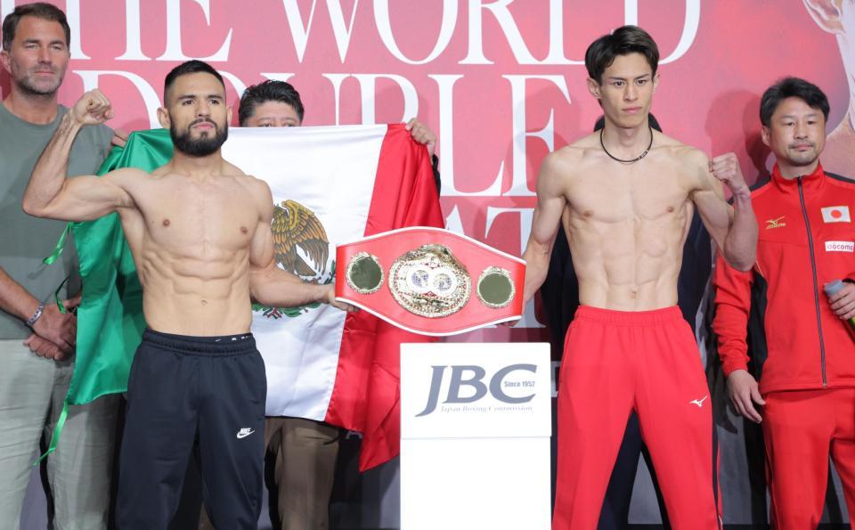 　計量をクリアし、ポーズをとる力石政法（右）とエドアルド・ヌニェス（撮影・吉澤敬太） 