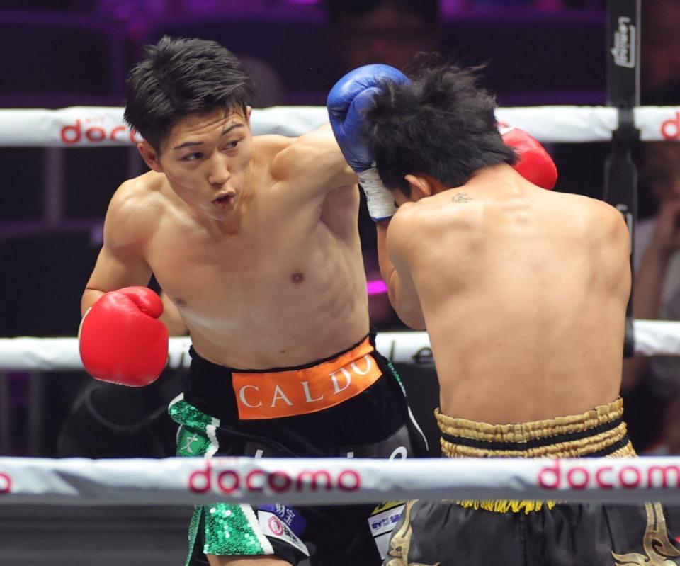 　１回、キティデッチ・ヒランス（右）に左フックを放つ荒竹一真（撮影・西岡正）
