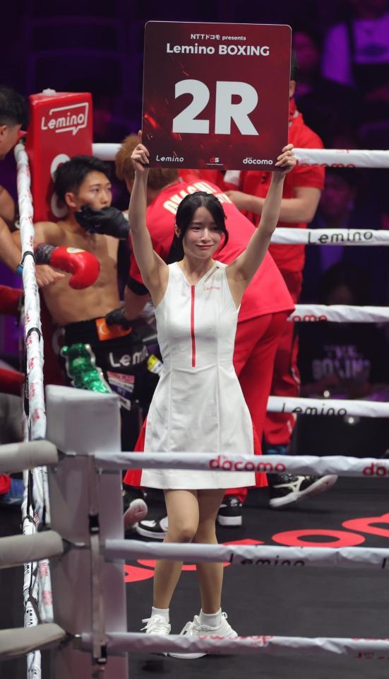 　リングに登場したラウンドガール（撮影・西岡正）