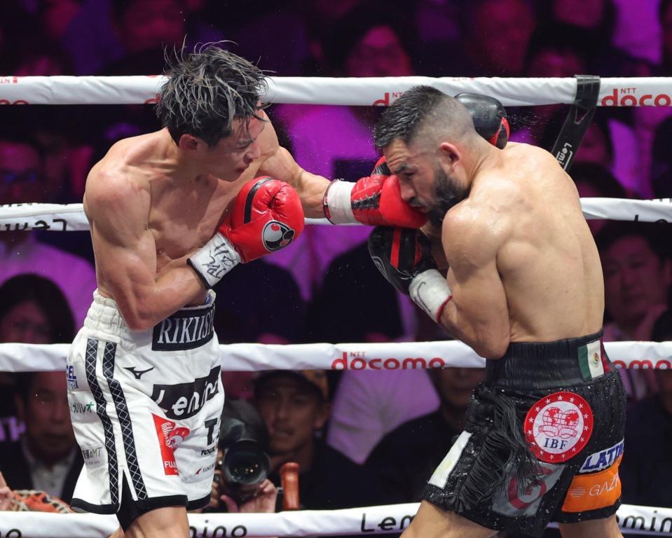 　１０回、エドアルド・ヌニェス（右）に左フックを放つ力石政法（撮影・西岡正）