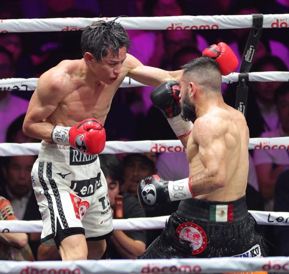 　９回、エドアルド・ヌニェス（右）に左フックを浴びせる力石政法（撮影・西岡正）