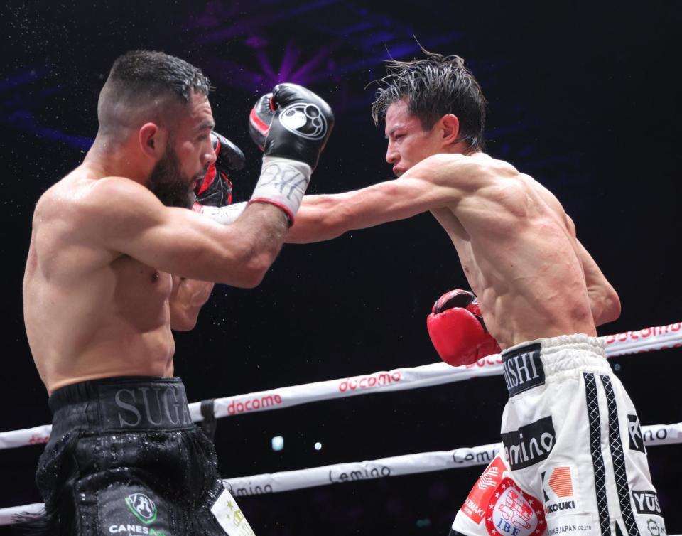 　７回、エドアルド・ヌニェス（左）と攻める力石政法（撮影・吉澤敬太）