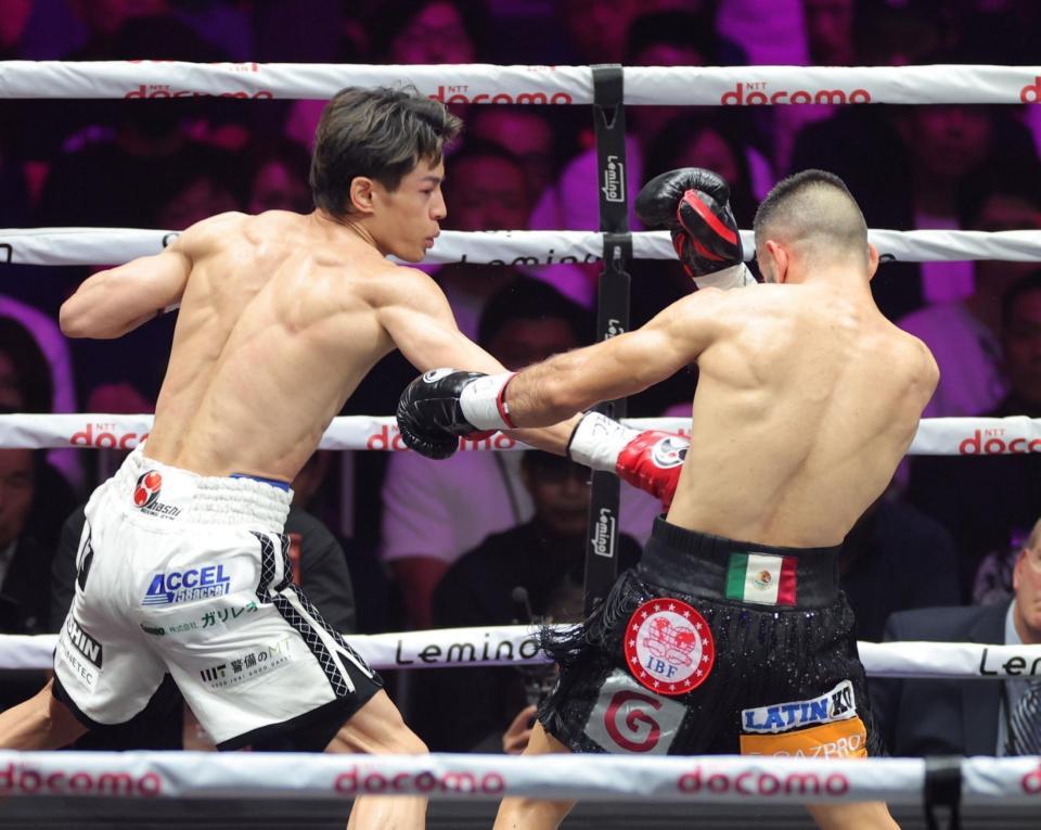 　１回、エドアルド・ヌニェス（右）にパンチを放つ力石政法（撮影・西岡正）