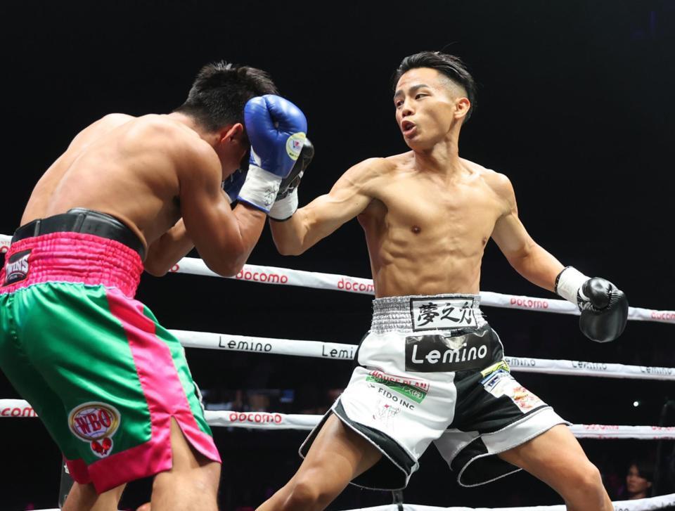 　１回、ユッタポン・トンデイ（左）を攻める武居由樹