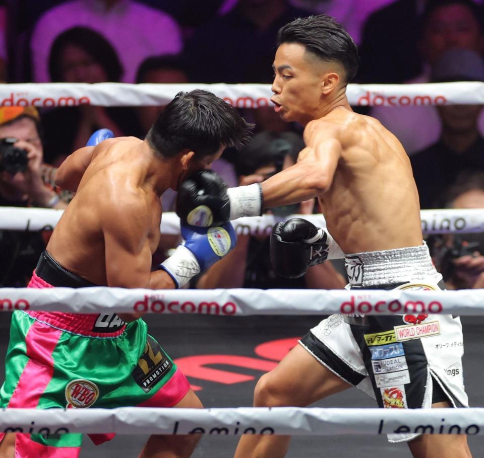 　１回、ユッタポン・トンディ（左）に左フックを浴びせる武居由樹（撮影・西岡正）