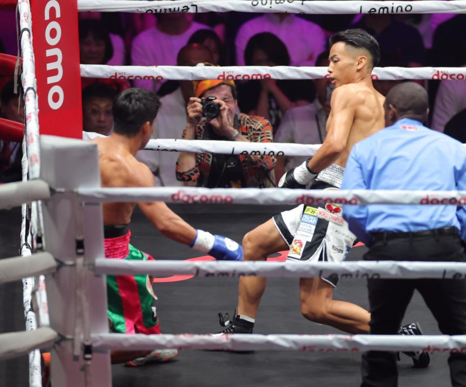 　１回、３度目のダウンを奪う武居由樹（右）＝撮影・西岡正