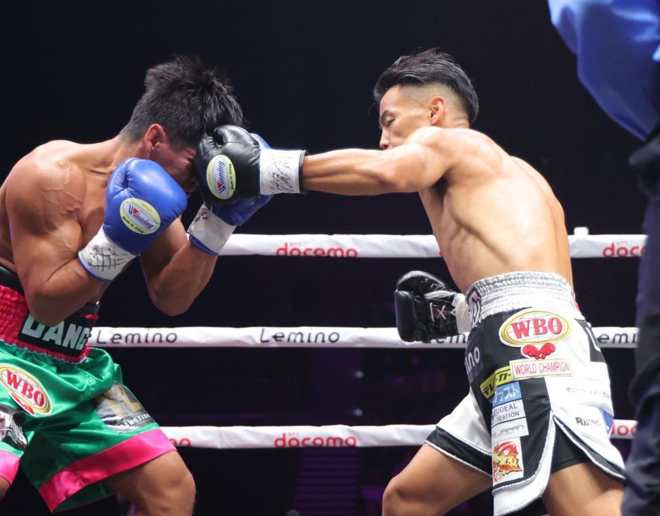 　１回、ユッタポン・トンデイに左拳を打ち込む武居由樹（撮影・吉澤敬太）