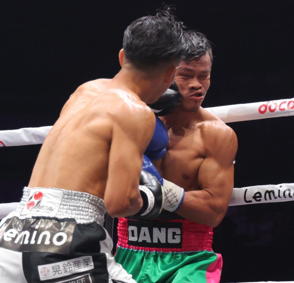 　１回、ユッタポン・トンデイ（右）の顔面に左拳を打ち込む武居由樹（撮影・吉澤敬太）
