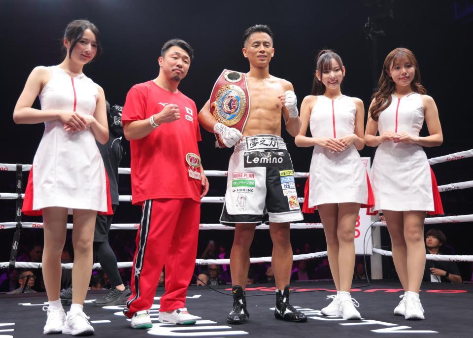 　八重樫東トレーナー（中央左）と笑顔を見せる武居由樹（撮影・吉澤敬太）