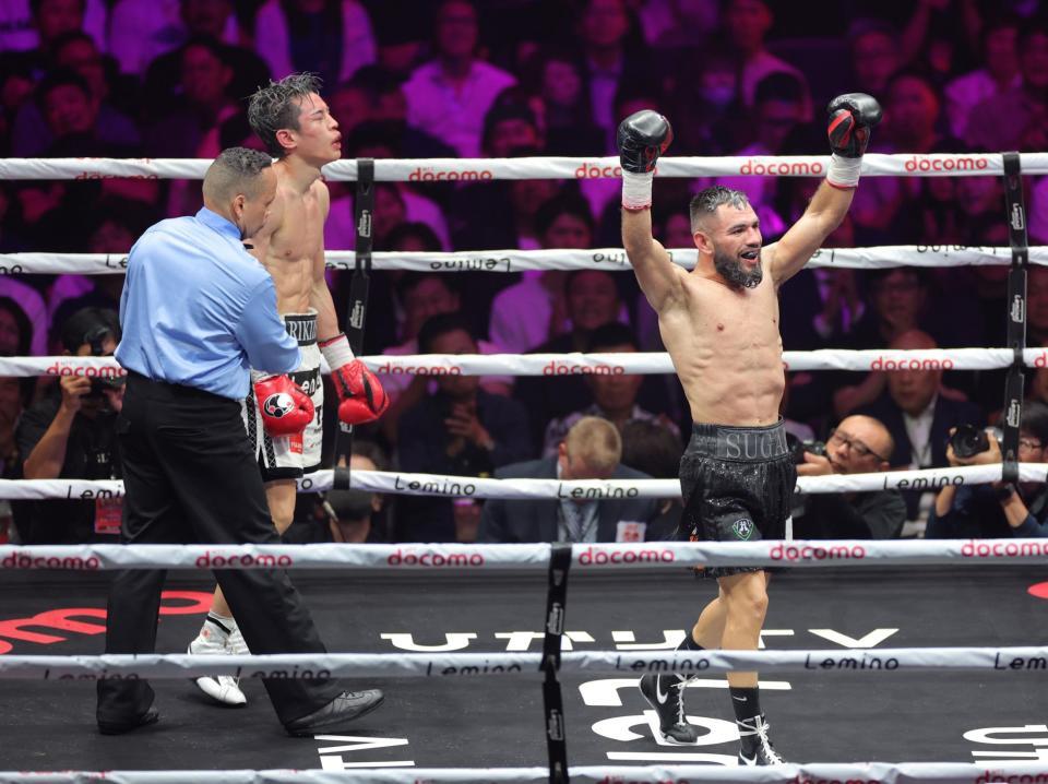 　１２回終了後、ガッツポーズするエドアルド・ヌニェス（右）の奥でうなだれる力石政法（撮影・西岡正）