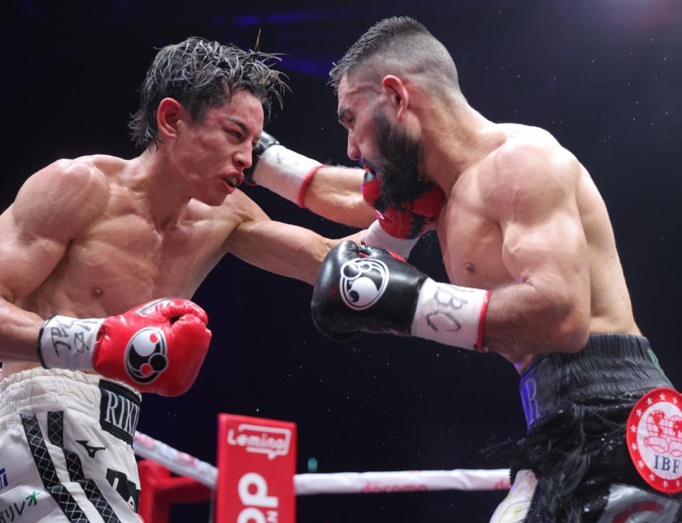 　１０回、エドアルド・ヌニェス（右）にパンチを浴びせる力石政法（撮影・吉澤敬太）