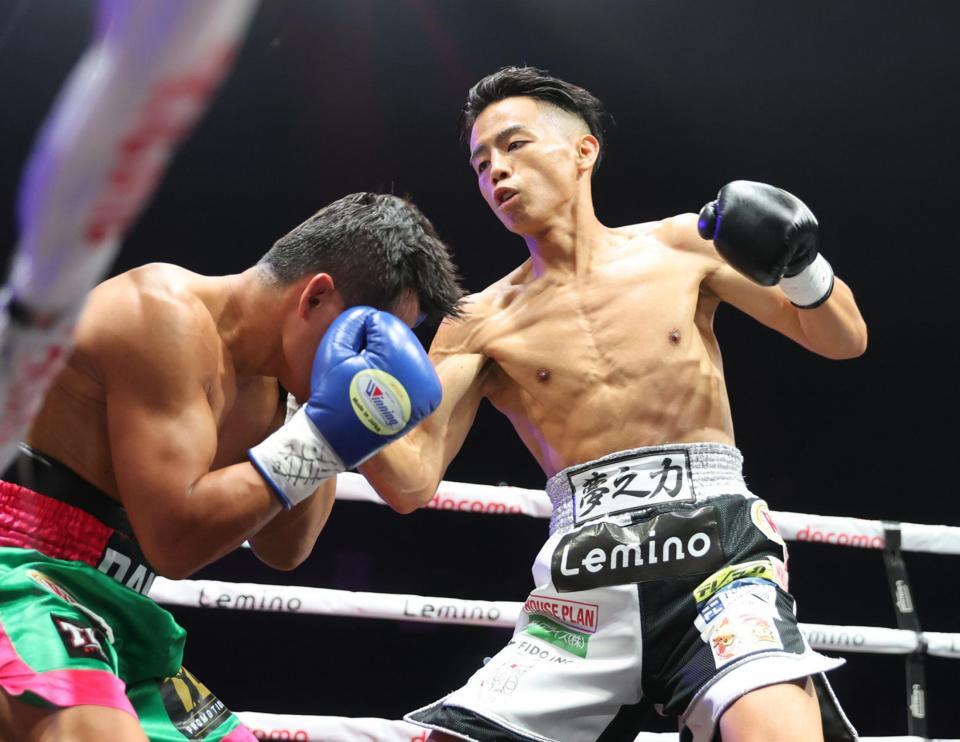 　１回、ユッタポン・トンデイ（左）を攻める武居由樹