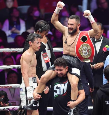 　ガッツポーズするエドアルド・ヌニェス（右）の横で悔しさをにじませる力石政法（撮影・西岡正）