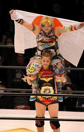 　高橋奈七永（上）と組んで、デビュー５戦目でタッグベルトを奪取した山岡聖怜は、五輪レスリング金メダリストのように肩車してウイニングランを行った＝１月