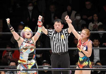 　高橋奈七永（左）と組み、わずかデビュー５戦目でタッグベルトを奪取した山岡聖怜（右）＝１月
