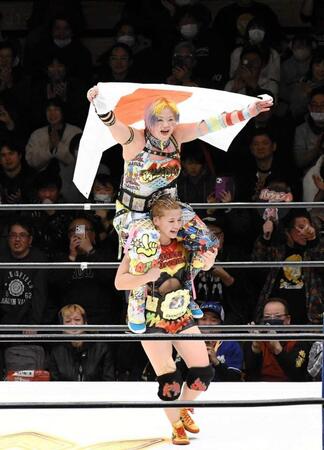 　高橋奈七永（上）と組んで、デビュー５戦目でタッグベルトを奪取した山岡聖怜。五輪レスリング金メダリストのように肩車してウイニングランを行った＝１月