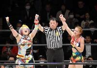 　高橋奈七永（左）と組み、わずかデビュー５戦目でタッグベルトを奪取した山岡聖怜（右）＝１月