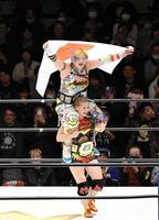 　高橋奈七永（上）と組んで、デビュー５戦目でタッグベルトを奪取した山岡聖怜。五輪レスリング金メダリストのように肩車してウイニングランを行った＝１月