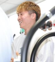 　突然、記者の後ろから「次は誰とやりたいですか？」と武居由樹に質問する井上尚弥（撮影・吉澤敬太）