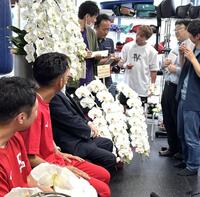 　会見中に突然、井上尚弥（右奥）から質問され、驚く武居由樹（手前から２人目）＝撮影・藤川資野