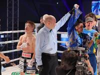 　判定でペドロ・タドゥラン（手前右）に敗れた重岡銀次朗