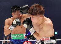 　５回、ペドロ・タドゥラン（左）のパンチを受ける重岡銀次朗
