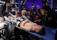 　ペドロ・タドゥランに敗れ、担架で運ばれる重岡銀次朗