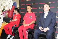 　一夜明け会見する武居由樹（中央）と大橋会長（右）