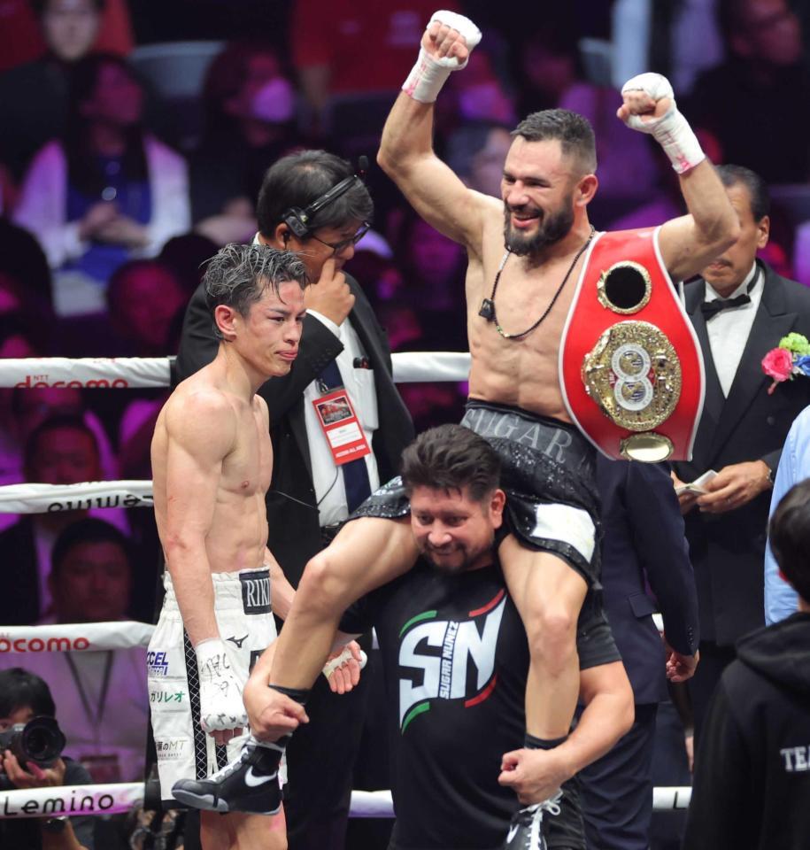 　ガッツポーズするエドアルド・ヌニェス（右）の横で悔しさをにじませる力石政法（撮影・西岡正）