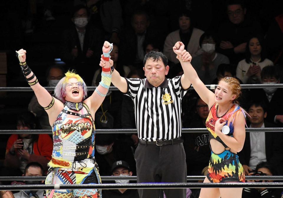 　高橋奈七永（左）と組み、わずかデビュー５戦目でタッグベルトを奪取した山岡聖怜（右）＝１月