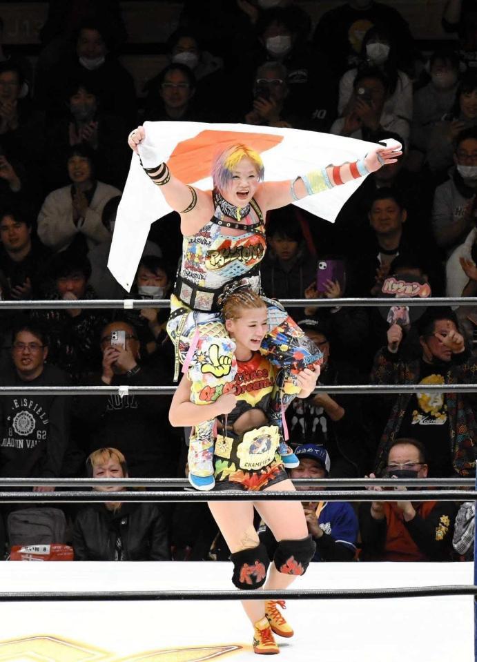 　高橋奈七永（上）と組んで、デビュー５戦目でタッグベルトを奪取した山岡聖怜。五輪レスリング金メダリストのように肩車してウイニングランを行った＝１月