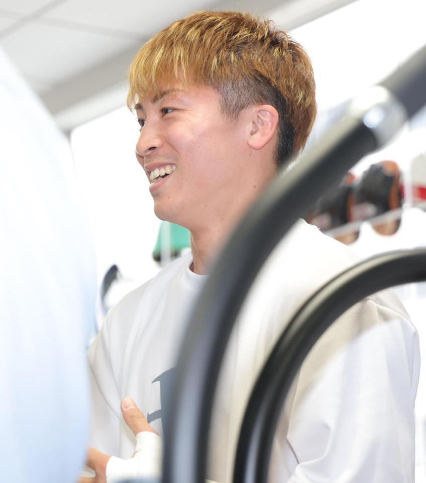 　突然、記者の後ろから「次は誰とやりたいですか？」と武居由樹に質問する井上尚弥（撮影・吉澤敬太）