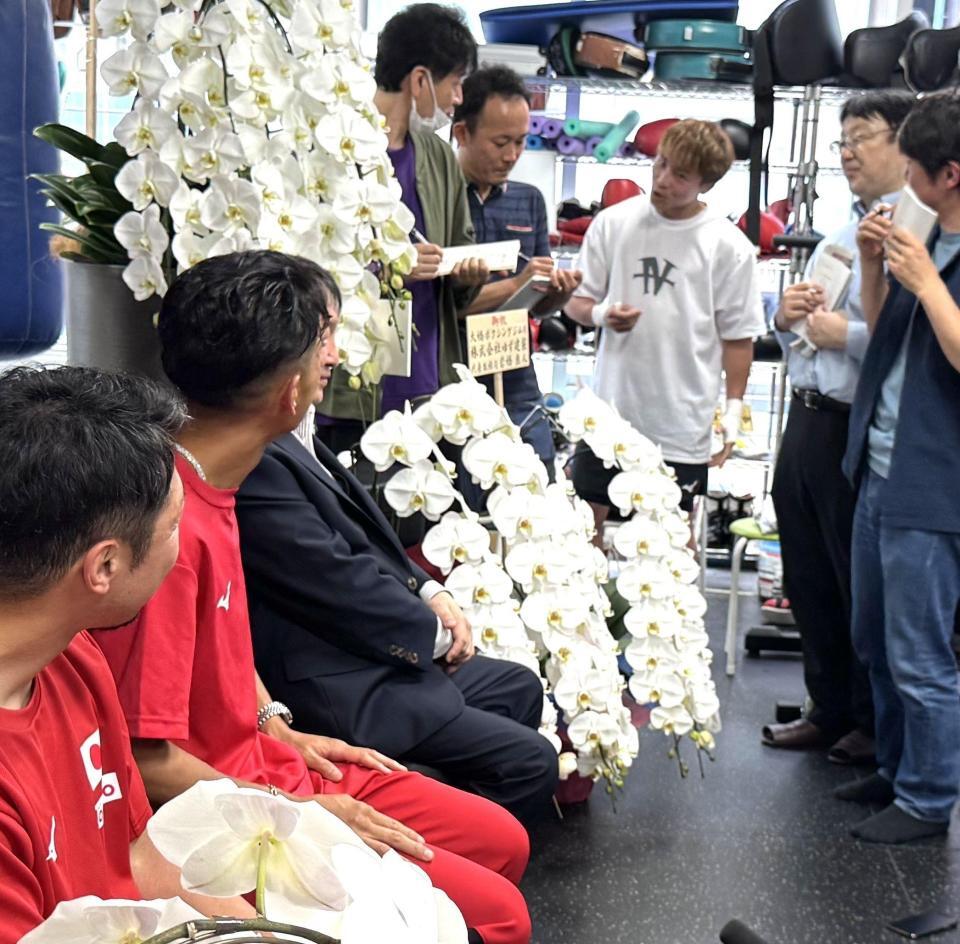 　会見中に突然、井上尚弥（右奥）から質問され、驚く武居由樹（手前から２人目）＝撮影・藤川資野