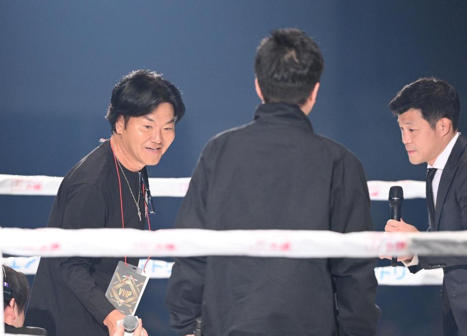 　亀田和毅の試合前、亀田興毅氏（右）のリクエストでリングに上がった島田紳助氏（左）＝撮影・西田忠信
