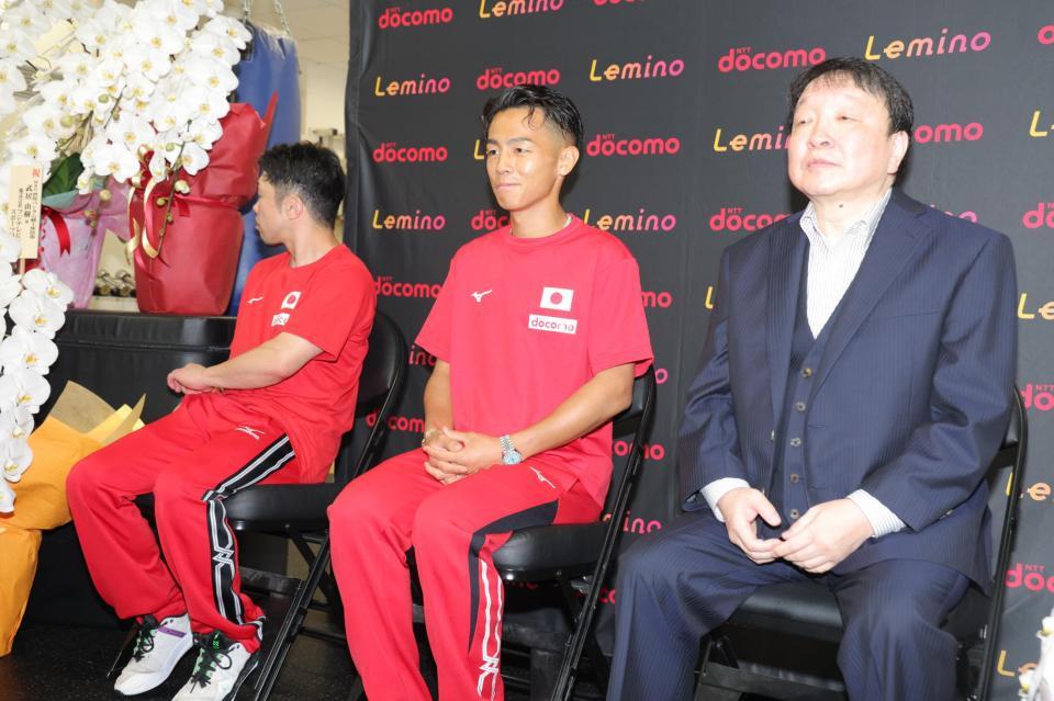 　一夜明け会見する武居由樹（中央）と大橋会長（右）