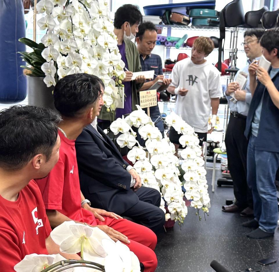 　会見中、突然、井上尚弥（右）から質問され、驚く武居由樹（手前から２人目）