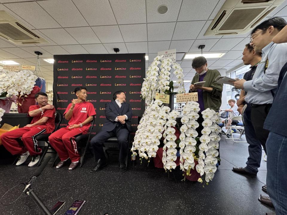 　会見中、「次は誰とやりたいですか？」と井上尚弥（右奥）からサプライズの質問をされ、驚く武居由樹（中央）