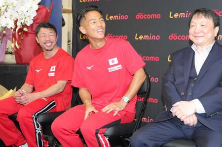 　突然、練習しに訪れた井上尚弥から質問され、驚く武居由樹（中央）。右は大橋会長。左は八重樫東トレーナー（撮影・吉澤敬太）